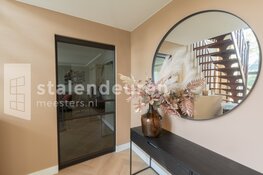 Alle drie deuren in woonkamer van staal!