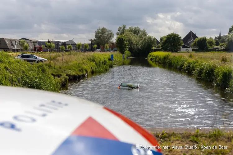 Geparkeerde auto te water gerold in Egmond aan den Hoef