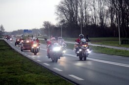 Honderd kerstmannen- en vrouwen op de motor voor Santa Máxima