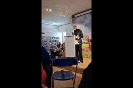 Dichters dragen voor uit eigen werk in de bibliotheek