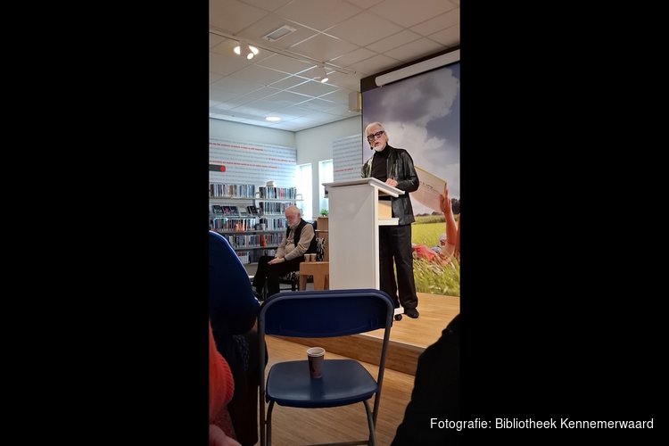 Dichters dragen voor uit eigen werk in de bibliotheek