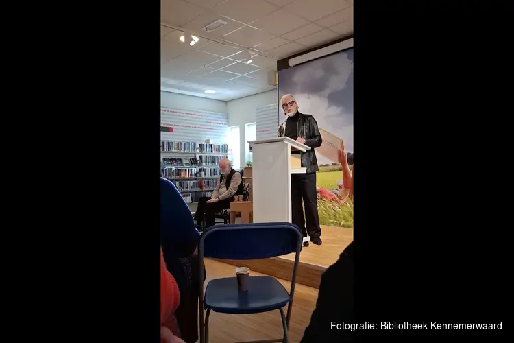 Dichters dragen voor uit eigen werk in de bibliotheek