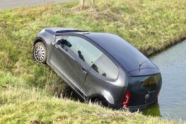 Auto rolt te water in Schoorl