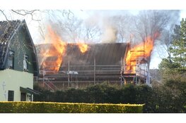 Woning onbewoonbaar door grote brand in Schoorl