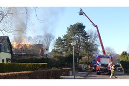 Woning onbewoonbaar door grote brand in Schoorl