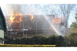 Woning onbewoonbaar door grote brand in Schoorl