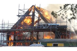 Woning onbewoonbaar door grote brand in Schoorl