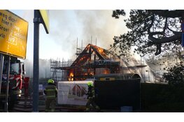 Woning onbewoonbaar door grote brand in Schoorl