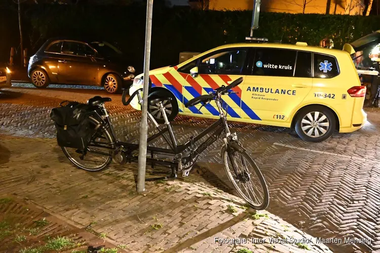 Fietser na val in Bergen door politie naar ziekenhuis gebracht