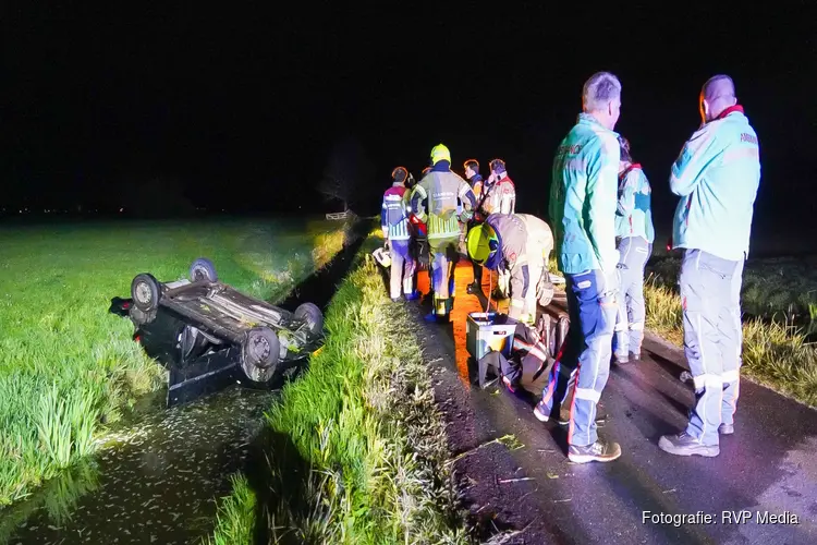 Auto belandt over de kop in sloot, bestuurder gevlogen