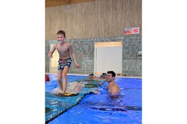 Vaders zwemmen gratis in De Beeck op Moederdag