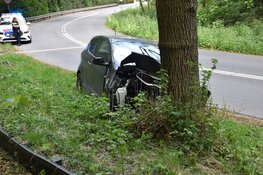 Automobilist botst tegen boom in Schoorl