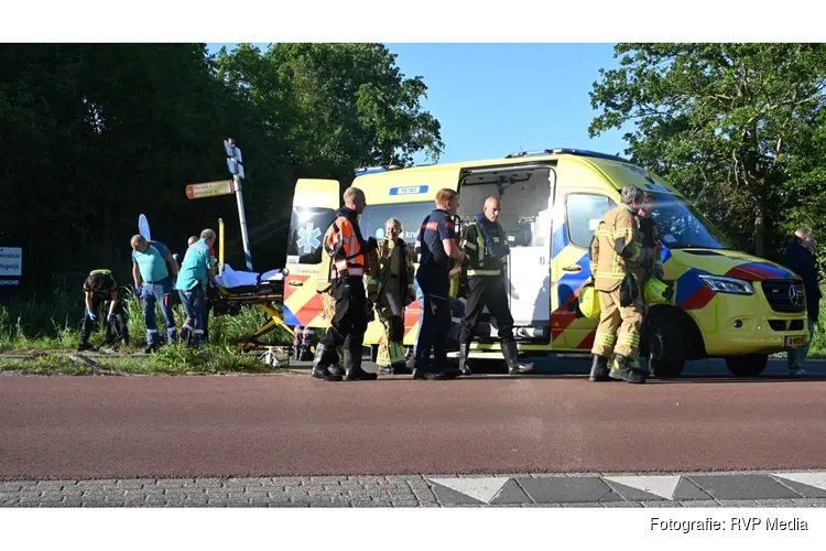 Scooterrijder belandt in de sloot na botsing met auto in Egmond