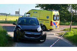 Scooterrijder belandt in de sloot na botsing met auto in Egmond