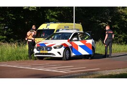 Scooterrijder belandt in de sloot na botsing met auto in Egmond