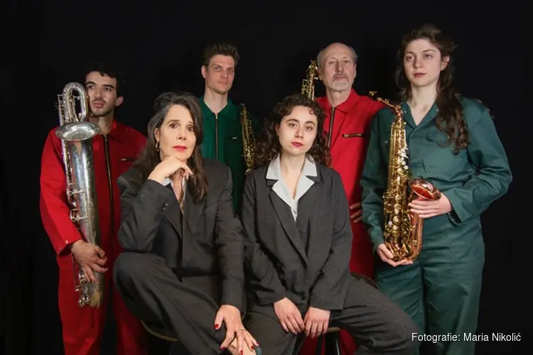 Een hypnotiserende muziektheatervoorstelling op rauwe locaties in transiti