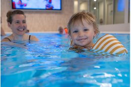 Moeders zwemmen gratis op Vaderdag bij zwembad De Beeck