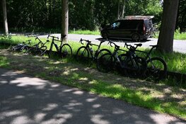 Twee wielrenners komen met elkaar in botsing en raken gewond in Bergen