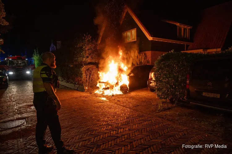 Auto gaat in vlammen op in Bergen