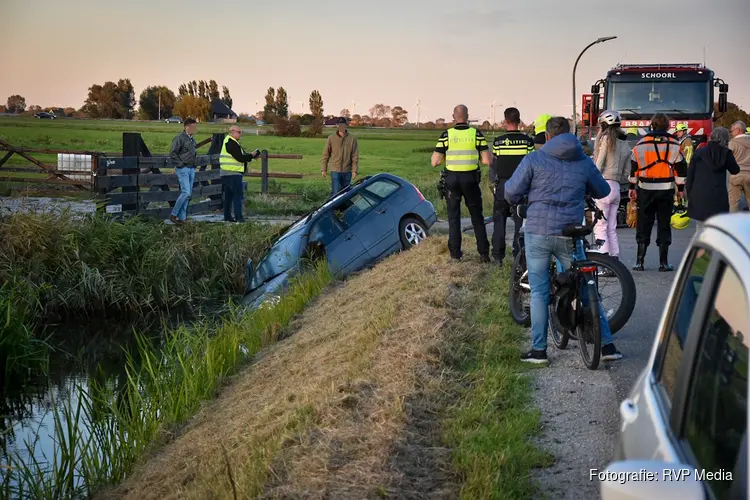 Auto te water in Schoorl, man door brandweer uit het water gehaald