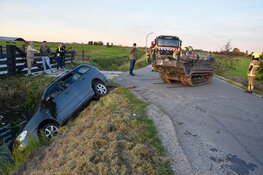 Auto te water in Schoorl, man door brandweer uit het water gehaald
