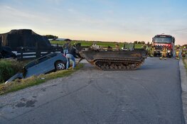 Auto te water in Schoorl, man door brandweer uit het water gehaald