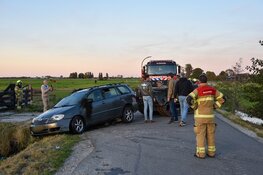Auto te water in Schoorl, man door brandweer uit het water gehaald
