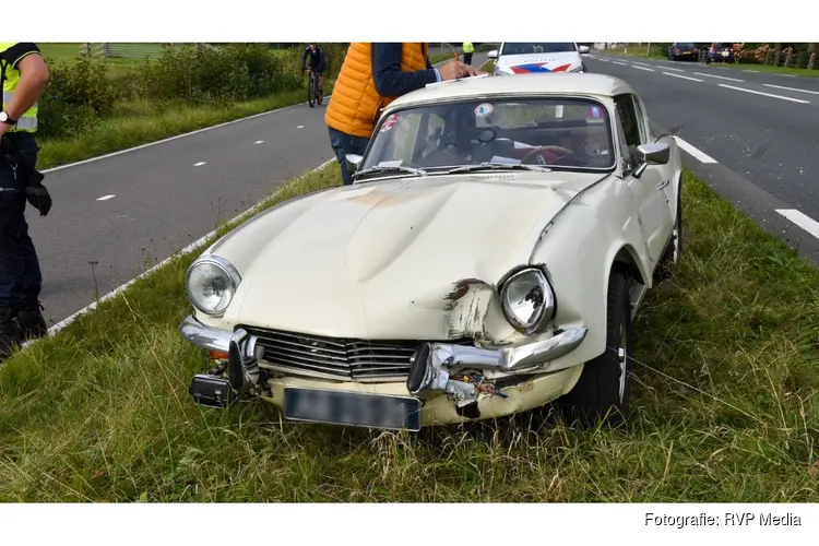 Wiel van auto raakt los en botst en botst op tegemoetkomende oldtimer