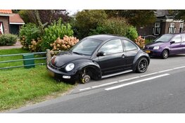 Wiel van auto raakt los en botst en botst op tegemoetkomende oldtimer