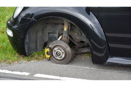 Wiel van auto raakt los en botst en botst op tegemoetkomende oldtimer