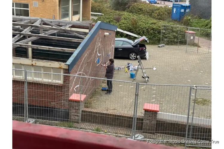 Kunstenaar Rosa ter Kuile start muurschildering