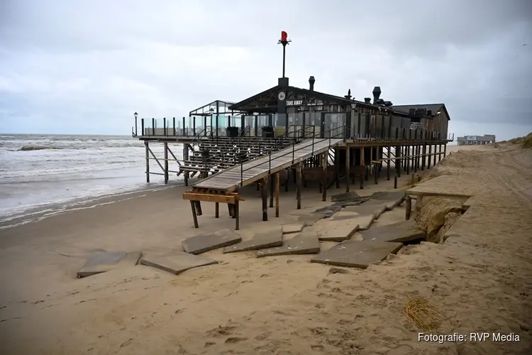 Strandpaviljoen gesloten door weggewaaid zand