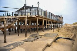 Strandpaviljoen gesloten door weggewaaid zand