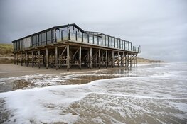 Strandpaviljoen gesloten door weggewaaid zand