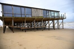 Strandpaviljoen gesloten door weggewaaid zand