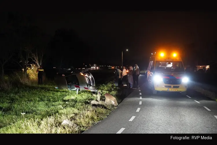 Auto op zijkant na eenzijdig ongeluk langs N9 bij Bergen