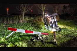 Auto op zijkant na eenzijdig ongeluk langs N9 bij Bergen