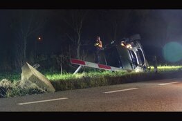 Auto op zijkant na eenzijdig ongeluk langs N9 bij Bergen