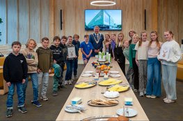Groep 7 van De Windhoek ontbijt met burgemeester Jaap Bond en kinderburgemeester Emma