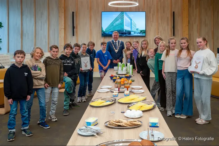 Groep 7 van De Windhoek ontbijt met burgemeester Jaap Bond en kinderburgemeester Emma