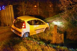 Keeractie gaat fout; automobiliste komt vast te staan in berm langs sloot