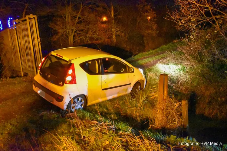 Keeractie gaat fout; automobiliste komt vast te staan in berm langs sloot