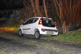 Keeractie gaat fout; automobiliste komt vast te staan in berm langs sloot