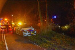 Keeractie gaat fout; automobiliste komt vast te staan in berm langs sloot