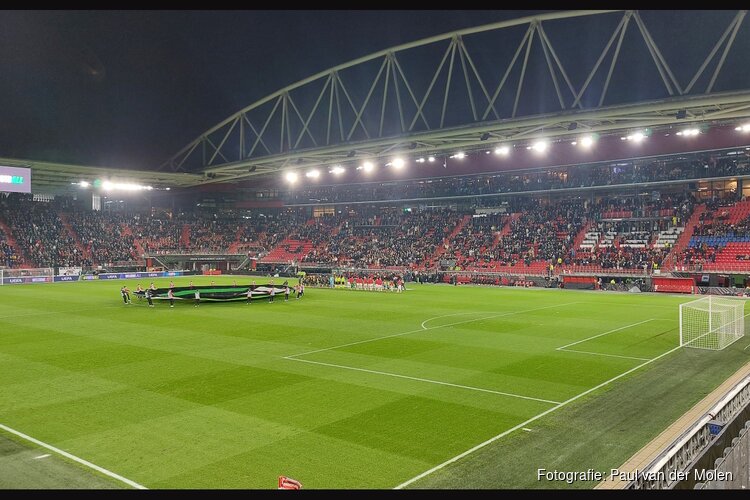 AZ naar play-offs Conference League na doelpuntloze remise