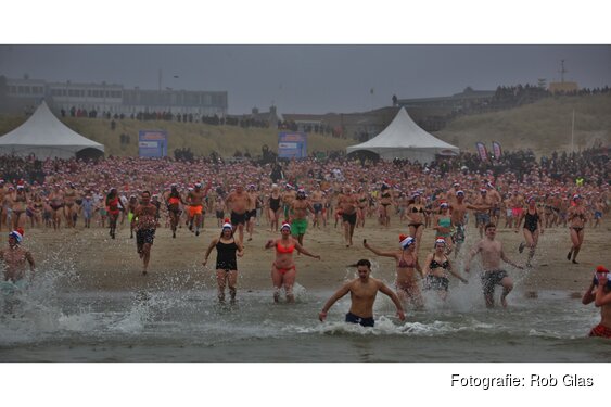 De gezelligste Nieuwjaarsduik in Egmond aan Zee