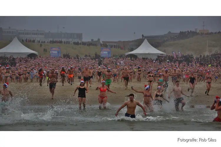 De gezelligste Nieuwjaarsduik in Egmond aan Zee