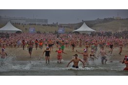 Nieuwjaarsduik in Egmond aan Zee onder perfecte winterse omstandigheden