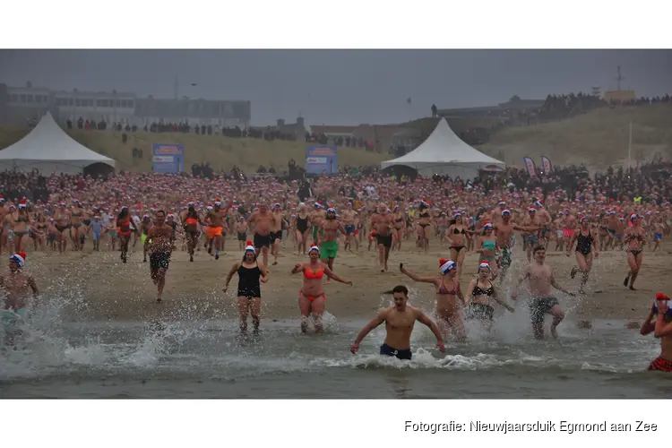 Nieuwjaarsduik in Egmond aan Zee onder perfecte winterse omstandigheden