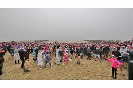 Nieuwjaarsduik in Egmond aan Zee onder perfecte winterse omstandigheden